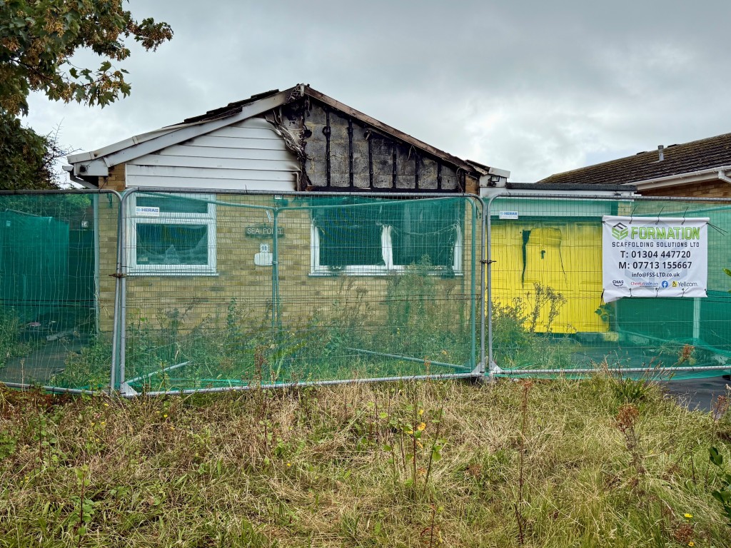 Lot: 181 - FIRE DAMAGED DETACHED BUNGALOW IN GOOD LOCATION - Detached fire damaged bungalow